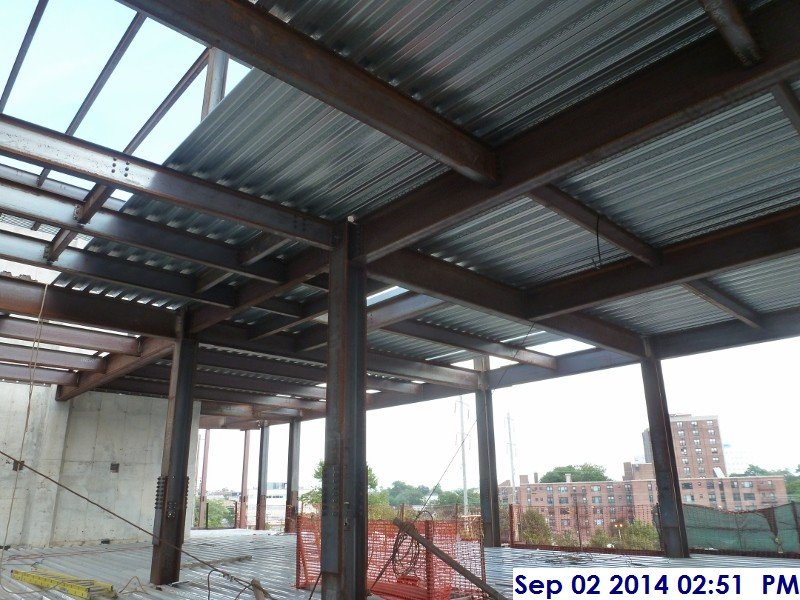 Continued installing metal decking at Derrick -5 (4th Floor) Facing South-East (800x600)